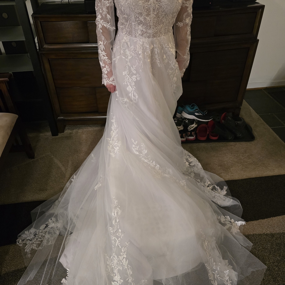Elegant White Lace Wedding Dress